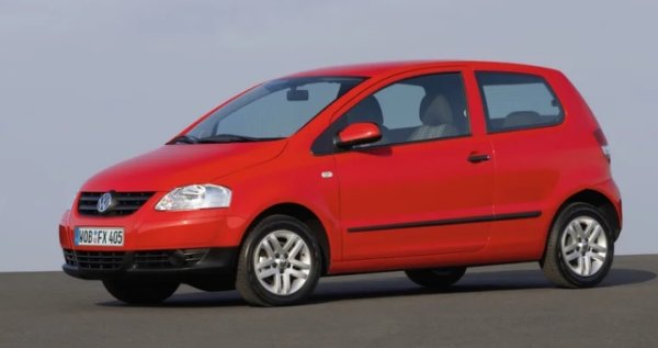 Странна история. Първият градски автомобил на Volkswagen - Lupo, се появи в края на 90-те години и имаше доста голям успех. Той също така създаде забравена, супер икономична версия с дизелово гориво. Сладкият стил и неговата безумна пестеливост постави Volkswagen на картата, когато става дума за градски автомобили. Наследникът на Lupo, за съжаление на немците, не успя да достигне целта на европейския пазар.

VW Fox се правеше в Бразилия и се продава в различни страни от Латинска Америка, но и в Европа. Но беше доста под Polo. Евтини вътрешни пластмаси, доста спартански нива на оборудване и само три малки, не много мощни двигателя. Всичко беше направено да е евтино. И направо скучно. 

Градските автомобили в Европа винаги са изглеждали привлекателни. Не това е случаят с Fox. Просто изглежда, че дизайнерите са събрали екстериор, така че колата да не се търкаля като голо шаси. За щастие, VW осъзна грешката на пътя си и замени Fox с много свежия UP!. 